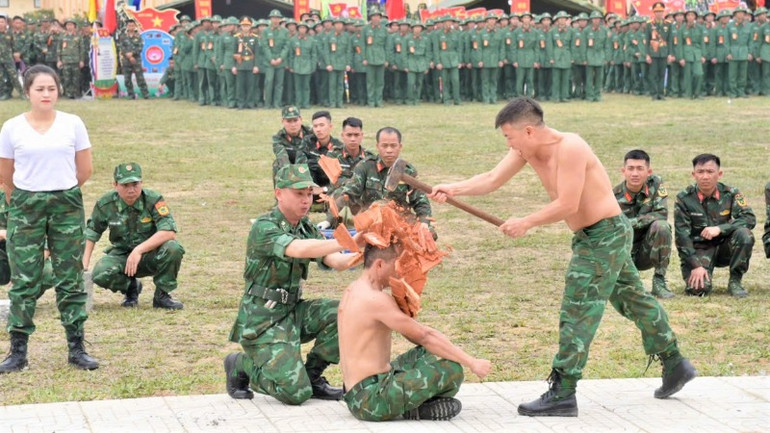 Hoạt động đồng diễn võ thuật, khí công, múa hát tập thể, tạo khí thế thi đua sôi nổi, động viên, khích lệ tinh thần cán bộ, nhân viên, chiến sĩ. Hoạt động đồng diễn võ thuật, khí công, múa hát tập thể, tạo khí thế thi đua sôi nổi, động viên, khích lệ tinh thần cán bộ, nhân viên, chiến sĩ.