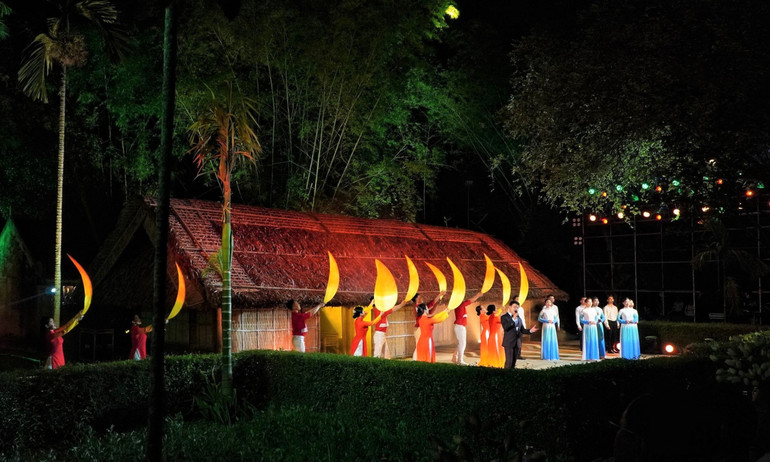 Sân khấu ở 2 điểm cầu không dàn dựng quy mô, rực rỡ mà là một không gian phù hợp với phong cách bình dị, những năm tháng lặng thầm, đời thường của Chủ tịch Hồ Chí Minh thời niên thiếu ở quê hương Nam Đàn và thành phố Huế.