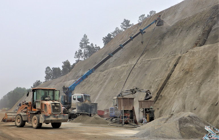 Phun vẩy gia cố ta-luy dương đoạn Km444+275,67 đến Km664+00.