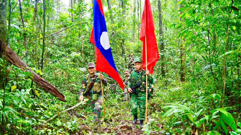 Đội hình tuần tra song phương khắc phục các khó khăn về địa hình, thời tiết.