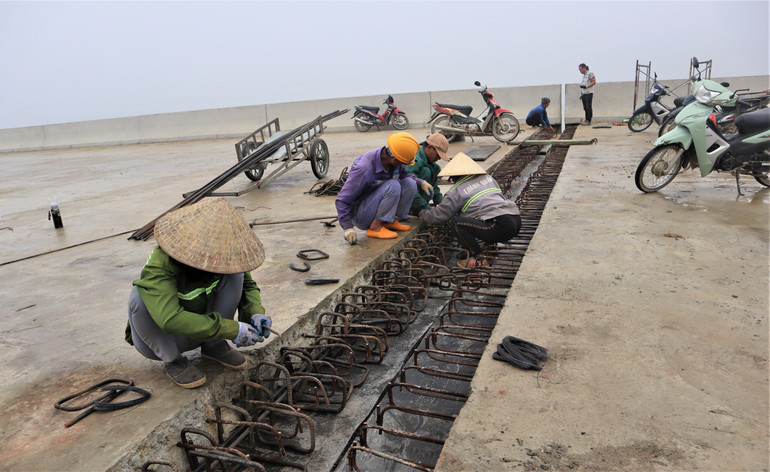 Công nhân lắp đặt khe co giãn trên cầu Ồ Ồ.