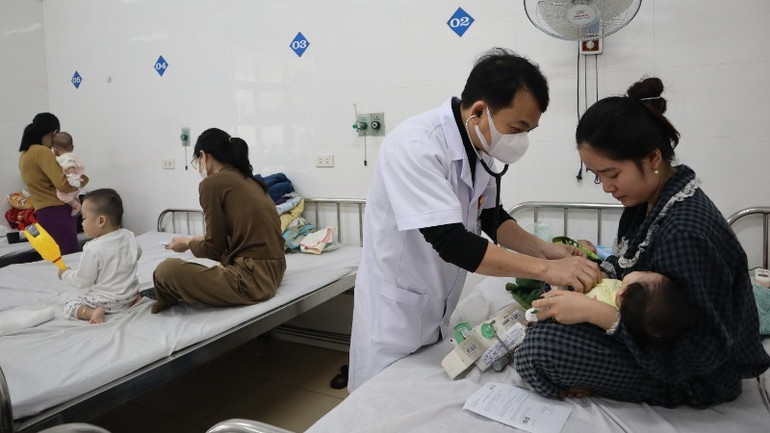 Tiến sĩ, bác sĩ Bùi Anh Sơn thăm khám cho các bệnh nhi.