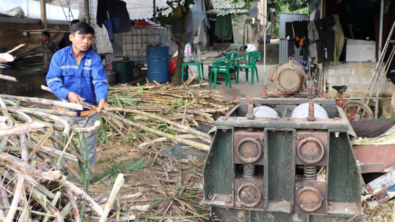 Công đoạn ép mía giờ đã được thực hiện bằng máy móc. Công đoạn ép mía giờ đã được thực hiện bằng máy móc.
