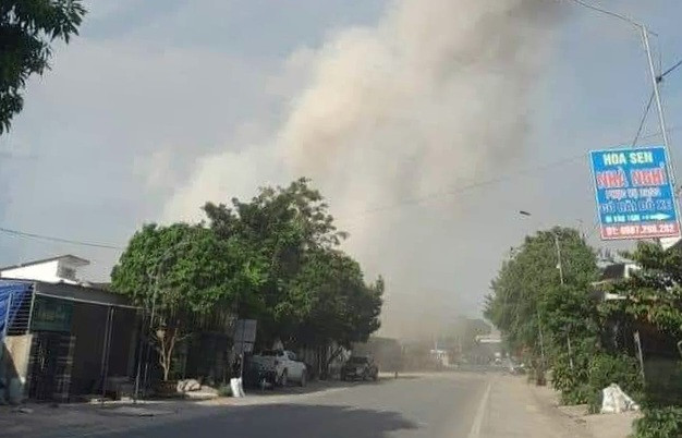 Hình ảnh khói, bụi từ vụ nổ được người dân chụp lại bằng điện thoại.