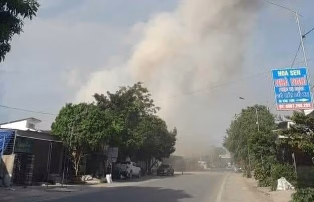Hình ảnh khói, bụi từ vụ nổ được người dân chụp lại bằng điện thoại. Hình ảnh khói, bụi từ vụ nổ được người dân chụp lại bằng điện thoại.