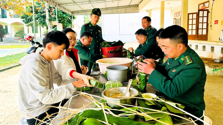 Gói bánh chưng, bánh tét ở Tiểu đoàn Huấn luyện-Cơ động. Gói bánh chưng, bánh tét ở Tiểu đoàn Huấn luyện-Cơ động.