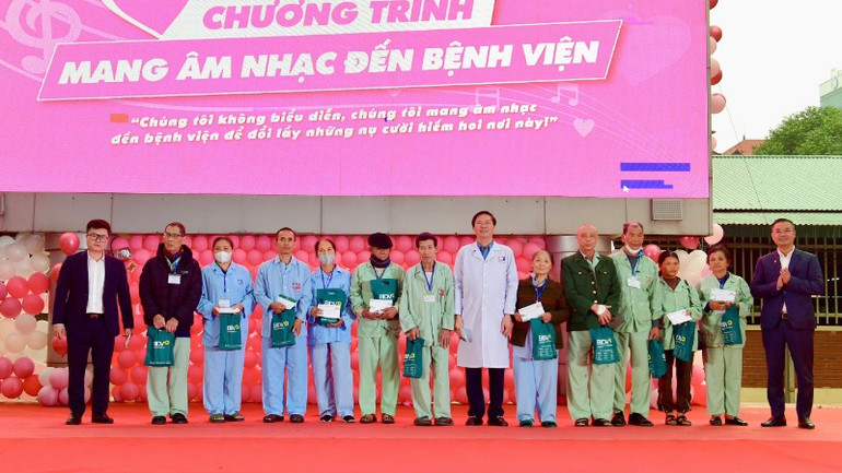 Đại diện Bộ Y tế và nhà hảo tâm trao tặng các phần quà cho bệnh nhân có hoàn cảnh khó khăn.