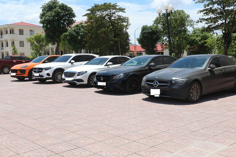 Nhiều xe ô-tô cơ quan công an thu giữ. Nhiều xe ô-tô cơ quan công an thu giữ.