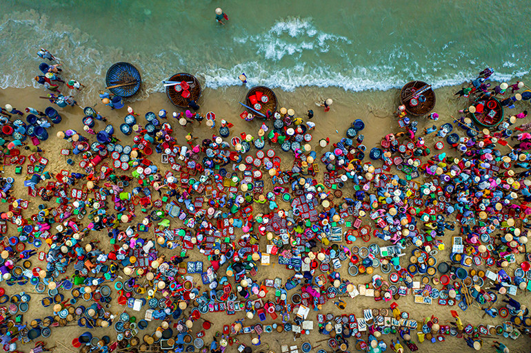 Chợ cá trên biển, Bằng Danh dự - Giải thưởng Siena Drone Awards 2020 (Italy). Ảnh: NVCC