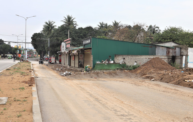 Nhà thầu không thể thi công khi không được bàn giao mặt bằng.