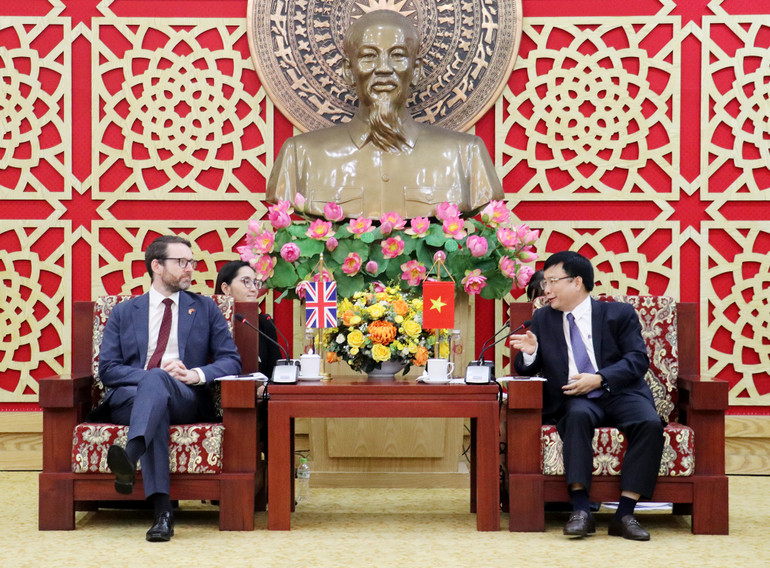 Phó Chủ tịch Ủy ban nhân dân tỉnh Nghệ An Bùi Đình Long và ngài Đại sứ đặc mệnh toàn quyền Vương quốc Anh tại Việt Nam trao đổi thông tin.