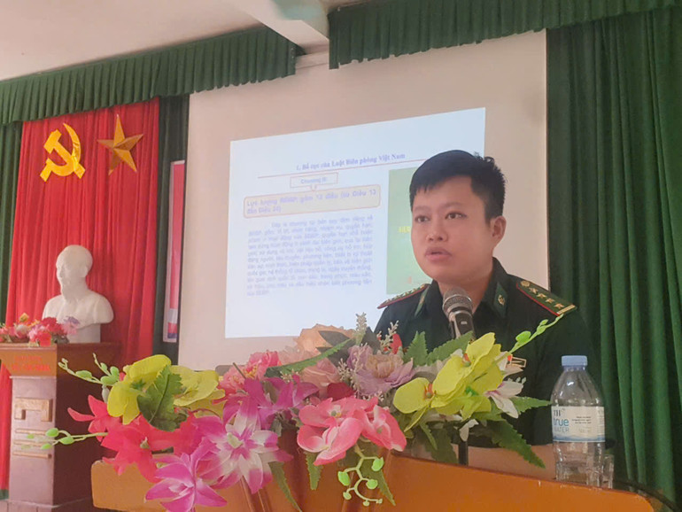 Cán bộ Đồn Biên phòng Ngọc Lâm tuyên truyền, phổ biến các quy định pháp luật liên quan biên giới cho các thành viên Câu lạc bộ.