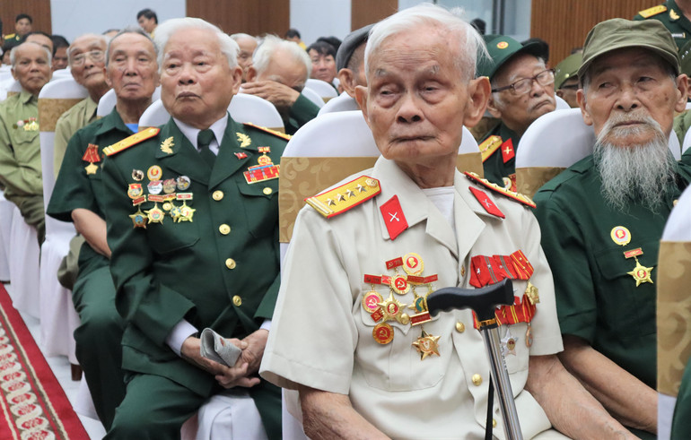 Có hơn 100 đại biểu đại diện chiến sĩ, thanh niên xung phong, dân công hỏa tuyến của tỉnh Nghệ An tham gia Chiến dịch Điện Biên phủ đã về tham dự.