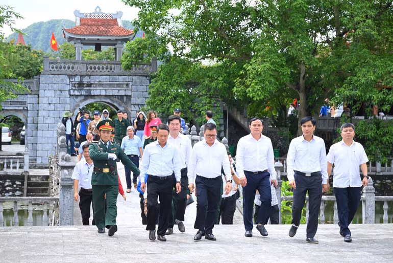 Đoàn công tác của Hội Nhà báo Việt Nam và các đại biểu viếng Nghĩa trang Liệt sĩ Quốc tế Việt-Lào.