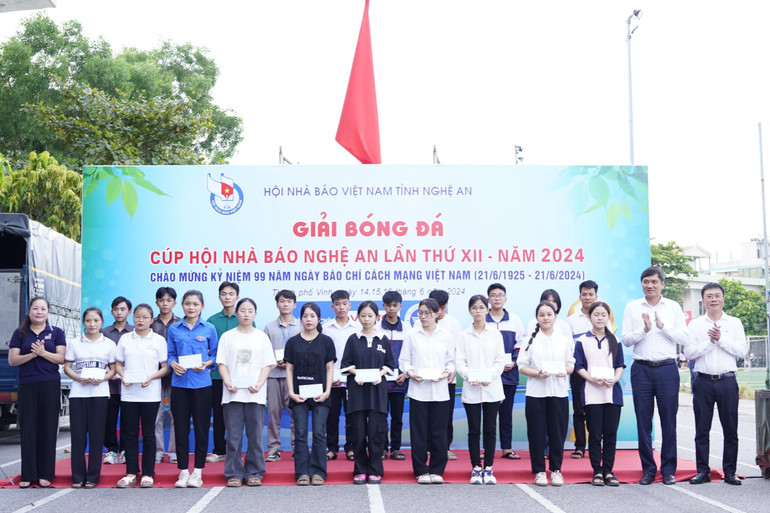 Tại Lễ khai mạc, Ban tổ chức cũng đã trao 20 suất quà, trị giá 20 triệu đồng cho các em học sinh khối chuyên và sinh viên Trường Đại học Vinh. Tại Lễ khai mạc, Ban tổ chức cũng đã trao 20 suất quà, trị giá 20 triệu đồng cho các em học sinh khối chuyên và sinh viên Trường Đại học Vinh.