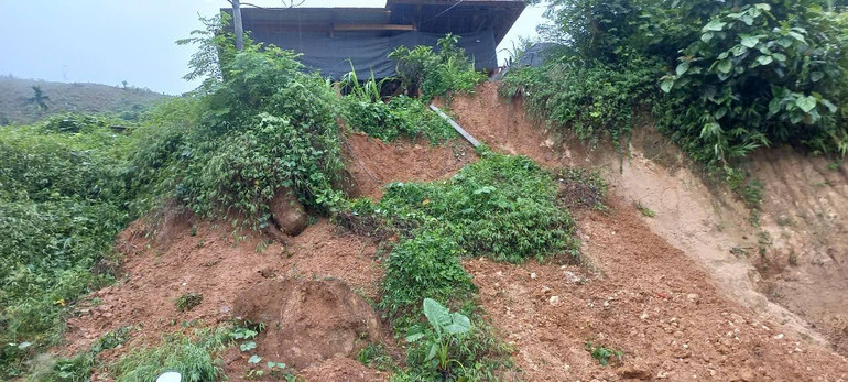 Nhiều nhà dân ở xã Hạnh Dịch, huyện Quế Phong bị đe dọa sạt lở đất. (Ảnh: CSCC)