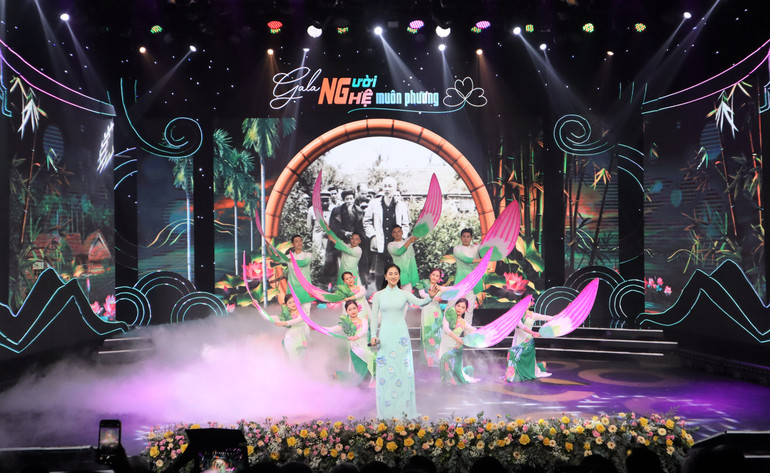 Đêm Gala diễn ra trong không khí ấm cúng, thân tình, đầy cảm xúc với sự đóng góp của những tiết mục văn nghệ đặc sắc.