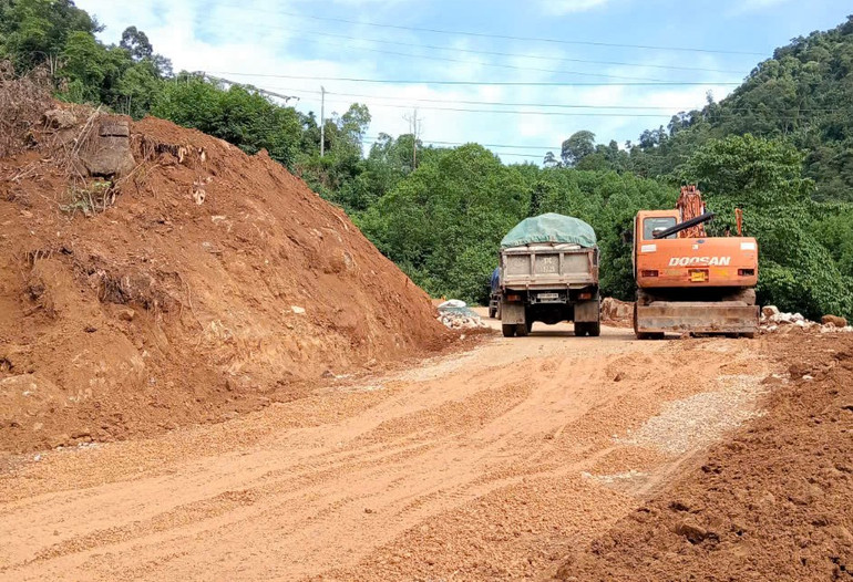Đường tạm này cũng sẽ trở thành đường công vụ, phục vụ công tác khắc phục sạt lở.