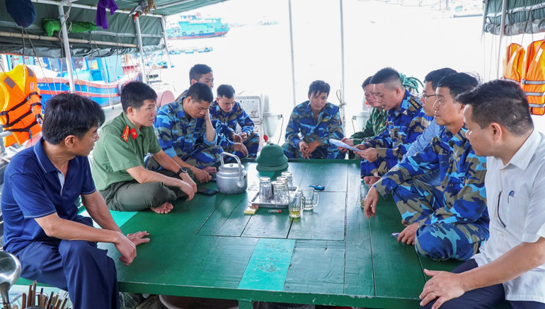 Ông Trần Châu Thành, Trưởng phòng Kiểm ngư phổ biến kế hoạch tuần tra, kiểm tra, kiểm soát các phương tiện hoạt động thủy sản trên biển.