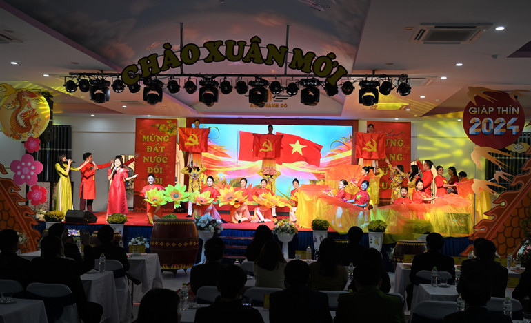 Lễ khai mạc được bắt đầu với nhiều tiết mục văn nghệ đặc sắc.