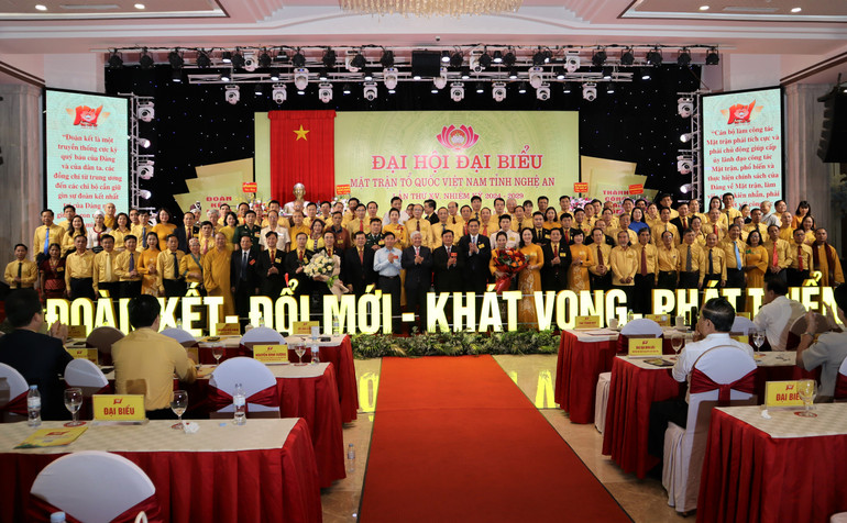 114 Ủy viên Ủy ban Mặt trận Tổ quốc Việt Nam tỉnh Nghệ An khóa 15, nhiệm kỳ 2024-2029 ra mắt, nhận nhiệm vụ. Đồng chí Võ Thị Minh Sinh, Chủ tịch Ủy ban Mặt trận Tổ quốc Việt Nam tỉnh Nghệ An khóa 14 tiếp tục tái cử Chủ tịch Ủy ban Mặt trận Tổ quốc Việt Nam tỉnh Nghệ An khóa 15, nhiệm kỳ 2024-2029.