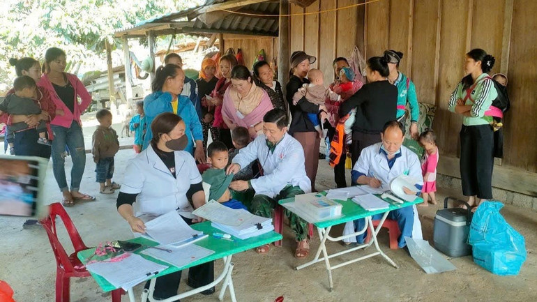 Từ ngày 4/3 đến 18/3, thực hiện Chương trình tiêm chủng mở rộng và Chiến dịch tuyên truyền phòng, chống bệnh sởi, Quân y Đồn Biên phòng Tri Lễ cùng Trạm Y tế xã và y tế các bản tổ chức tiêm chủng cho 156 trẻ em trên địa bàn xã Tri Lễ, huyện Quế Phong.