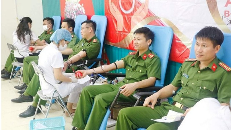 Cùng với việc thực hiện, nỗ lực hoàn thành tốt các nhiệm vụ được giao, đoàn viên, thanh niên Công an Nghệ An luôn tích cực tham gia các phong trào, các hoạt động xã hội.