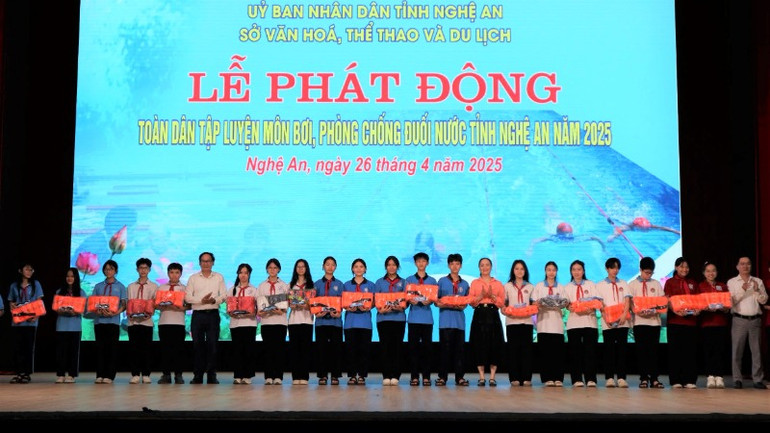Tại Lễ phát động, Ban tổ chức đã trao tặng hàng trăm áo phao, kính bơi... cho các trường học và các em học sinh. Tại Lễ phát động, Ban tổ chức đã trao tặng hàng trăm áo phao, kính bơi... cho các trường học và các em học sinh.