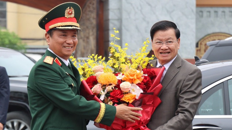 Trung tướng Hà Thọ Bình, Tư lệnh Quân khu 4 tặng hoa, chào mừng Tổng Bí thư Đảng Nhân dân Cách mạng Lào, Chủ tịch nước Lào Thongloun Sisoulith đến thăm Quân khu 4. Trung tướng Hà Thọ Bình, Tư lệnh Quân khu 4 tặng hoa, chào mừng Tổng Bí thư Đảng Nhân dân Cách mạng Lào, Chủ tịch nước Lào Thongloun Sisoulith đến thăm Quân khu 4.