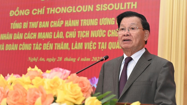 Đồng chí Thongloun Sisoulith, Tổng Bí thư Đảng Nhân dân Cách mạng Lào, Chủ tịch nước Lào phát biểu tại buổi làm việc. Đồng chí Thongloun Sisoulith, Tổng Bí thư Đảng Nhân dân Cách mạng Lào, Chủ tịch nước Lào phát biểu tại buổi làm việc.