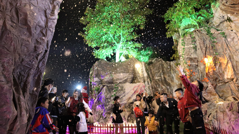Hiệu ứng bông tuyết tạo điểm nhấn của hang đá ở Giáo xứ Kẻ Gai Giáng sinh năm nay.
