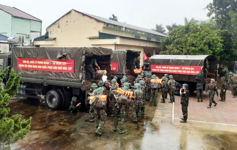 Hàng trăm cán bộ, chiến sĩ Sư đoàn 324-Quân khu 4 và Ban Chỉ huy quân sự huyện Thanh Chương tổ chức giúp nhân dân khắc phục hậu quả mưa lũ xảy ra hồi tháng 9/2022.