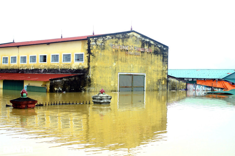 Hồi tháng 9/2022, mưa lớn, cộng với thủy điện ở thượng nguồn xả lũ khiến nhiều xã trên địa bàn huyện Thanh Chương bị nước lũ chia cắt, cô lập nhiều ngày.
