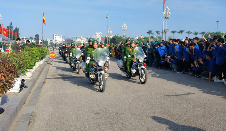 Công an Nghệ An diễu hành, biểu dương lực lượng ngay sau Lễ ra quân. Công an Nghệ An diễu hành, biểu dương lực lượng ngay sau Lễ ra quân.