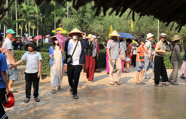 Ngày 29/4, dù thời tiết nắng nóng nhưng có hơn 17.000 lượt du khách về với Khu Di tích lịch sử Quốc gia đặc biệt Kim Liên. Ngày 29/4, dù thời tiết nắng nóng nhưng có hơn 17.000 lượt du khách về với Khu Di tích lịch sử Quốc gia đặc biệt Kim Liên.