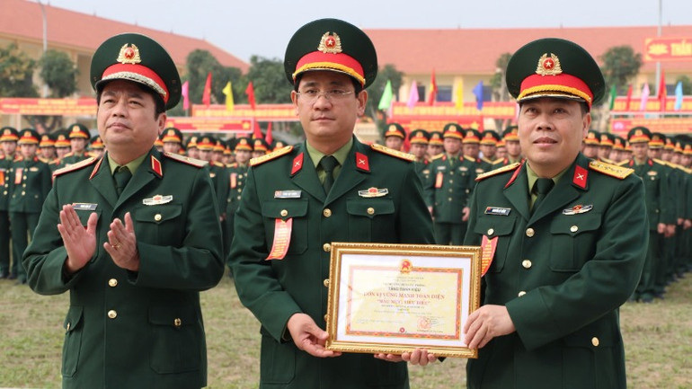 Thừa ủy quyền của Bộ trưởng Quốc phòng, Thiếu tướng Phan Văn Sỹ, Phó Chủ nhiệm Chính trị Quân khu 4 trao danh hiệu Đơn vị vững mạnh toàn diện “Mẫu mực, tiêu biểu” tặng Bộ Chỉ huy Quân sự tỉnh Nghệ An vì đã hoàn thành xuất sắc, toàn diện nhiệm vụ năm 2024. Thừa ủy quyền của Bộ trưởng Quốc phòng, Thiếu tướng Phan Văn Sỹ, Phó Chủ nhiệm Chính trị Quân khu 4 trao danh hiệu Đơn vị vững mạnh toàn diện “Mẫu mực, tiêu biểu” tặng Bộ Chỉ huy Quân sự tỉnh Nghệ An vì đã hoàn thành xuất sắc, toàn diện nhiệm vụ năm 2024.