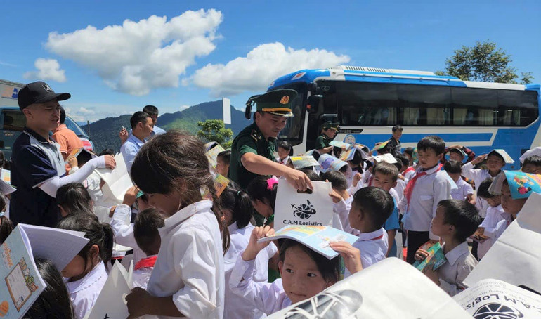Đồn Biên phòng Na Ngoi (ở xã Na Ngoi, huyện Kỳ Sơn) cùng các đoàn thiện nguyện tặng quà cho học sinh Trường tiểu học Na Ngoi 2, tổng trị giá hơn 150 triệu đồng.
