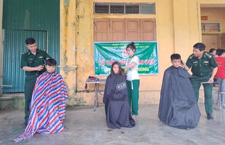 Chi đoàn Đồn Biên phòng Cửa khẩu quốc tế Nậm Cắn cùng Huyện đoàn Kỳ Sơn và Trường phổ thông dân tộc bán trú trung học cơ sở Nậm Cắn tổ chức cắt tóc miễn phí cho các em học sinh trước thềm năm học mới.