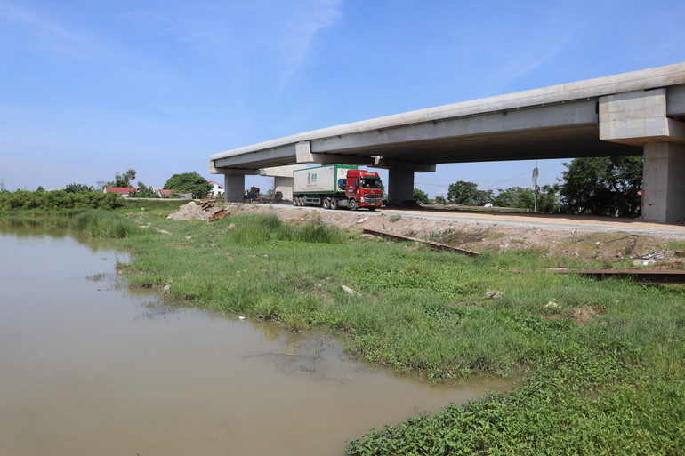 Quốc lộ 7 là tuyến giao thông hết sức quan trọng đối với phát triển kinh tế-xã hội của tỉnh Nghệ An. Đây cũng là cung đường để thông thương giữa Lào và các tỉnh ven biển miền trung thông qua Cửa khẩu quốc tế Nậm Cắn, thế nhưng còn ngổn ngang…