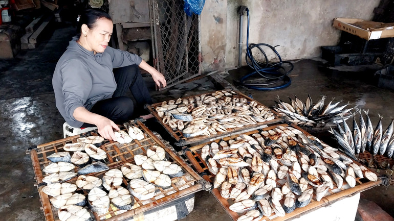 Cá thu sau khi nướng sẽ được để nguội, hút chân không cẩn thận và cấp đông.