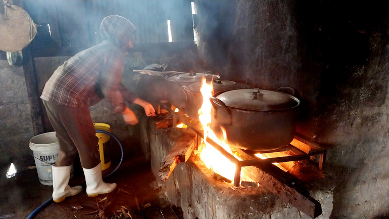 Đến nay, công đoạn hấp cá mối vẫn được người dân làng biển Nghi Thủy thực hiện hoàn toàn bằng phương pháp thủ công, với bếp củi truyền thống.