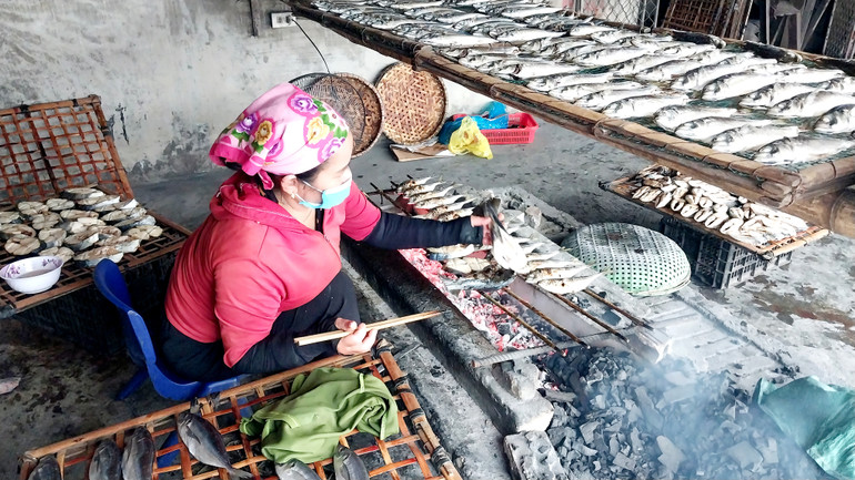 Các mẹ, các chị tất bật bên những bếp than hồng. Những đôi tay thoăn thoắt, nướng hết mẻ cá này đến mẻ cá khác, hy vọng sẽ kiếm được thêm thu nhập. Với 4 nhân công, mỗi ngày lò nướng của bà Nguyễn Thị Nhi hoạt động từ sáng tới trưa mới nghỉ.