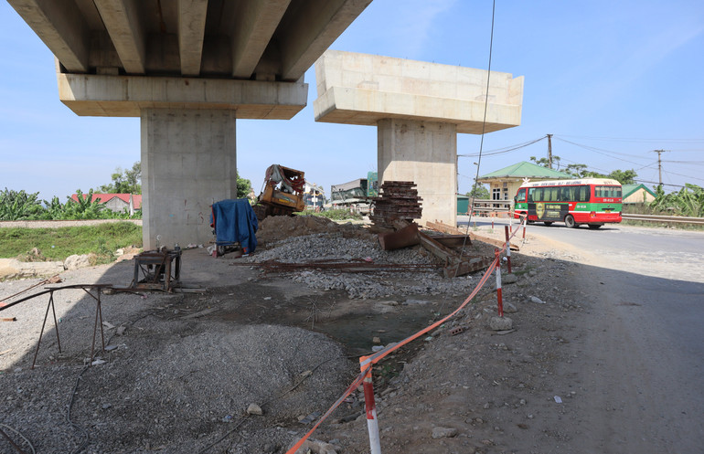 Được khởi công từ tháng 9/2022, dự kiến hoàn thành trước ngày 31/12/2023, nhưng đến nay, Dự án cải tạo, nâng cấp Quốc lộ 7 đoạn Km0-Km36 và xử lý sụt trượt do bão lũ đoạn Khe Thơi-Nậm Cắn còn dở dang. Được khởi công từ tháng 9/2022, dự kiến hoàn thành trước ngày 31/12/2023, nhưng đến nay, Dự án cải tạo, nâng cấp Quốc lộ 7 đoạn Km0-Km36 và xử lý sụt trượt do bão lũ đoạn Khe Thơi-Nậm Cắn còn dở dang.