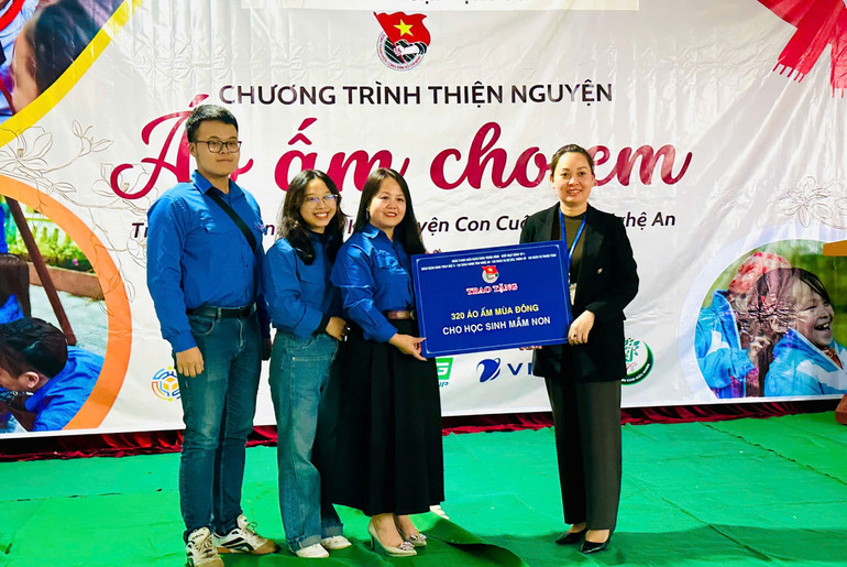 Chương trình trao tặng 320 áo ấm cho các em học sinh mầm non xã Yên Khê. Chương trình trao tặng 320 áo ấm cho các em học sinh mầm non xã Yên Khê.