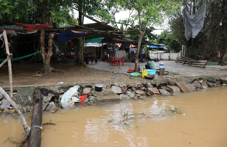 Sau bão số 3, nước sông Lam dâng cao khiến người dân hết sức lo lắng.