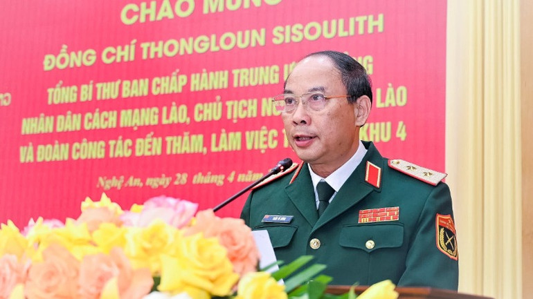Trung tướng Trần Võ Dũng, Bí thư Đảng ủy, Chính ủy Quân khu 4 báo cáo tại buổi làm việc. Trung tướng Trần Võ Dũng, Bí thư Đảng ủy, Chính ủy Quân khu 4 báo cáo tại buổi làm việc.