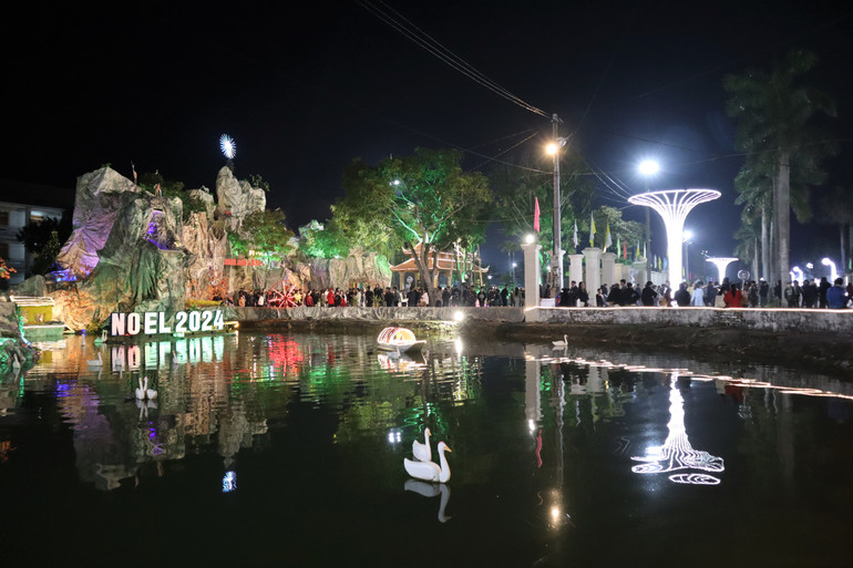 Hồ Giáng sinh với hệ thống giàn phun nước và đèn trang trí đa sắc màu lung linh, huyền ảo.