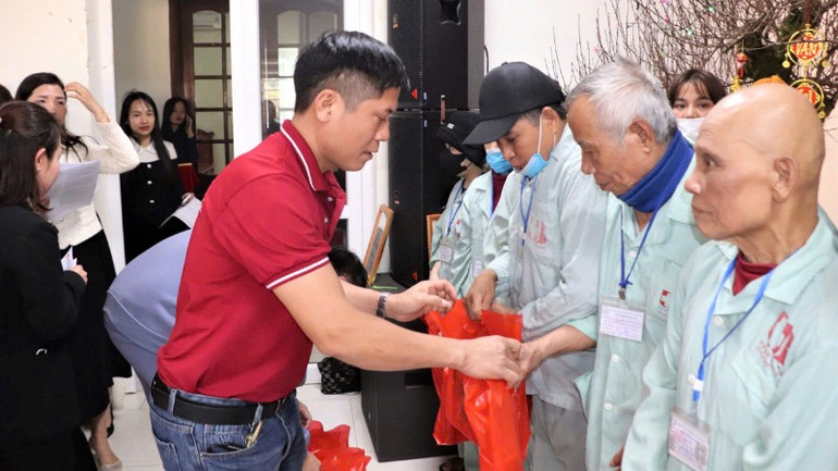 Chương trình “Xuân yêu thương” đã kêu gọi được hơn 800 triệu đồng và hàng trăm suất quà trao tặng quà Tết cho các bệnh nhân.