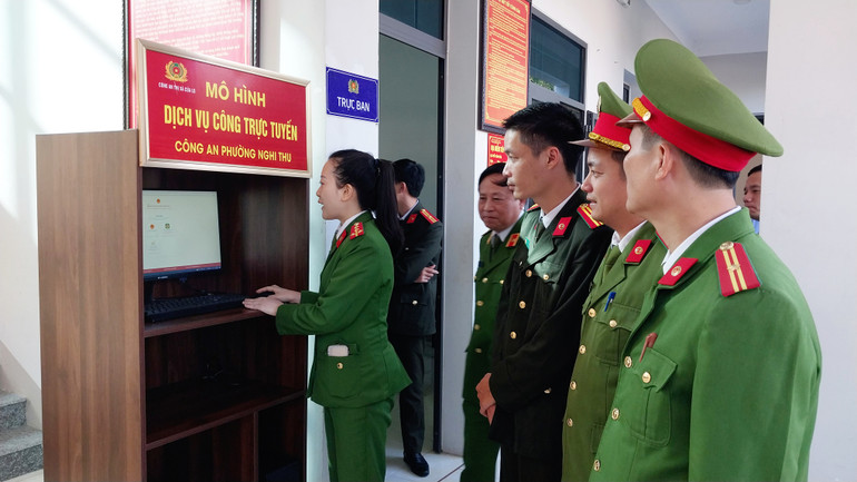 Mô hình dịch vụ công trực tuyến tại Công an phường Nghi Thu, thị xã Cửa Lò (Nghệ An).