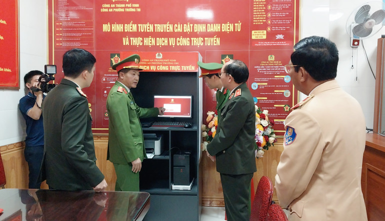 Cán bộ Công an phường Trường Thi (thành phố Vinh) chia sẻ về công tác chuyển đổi số của đơn vị. Phường Trường Thi là địa bàn trọng điểm của thành phố Vinh.